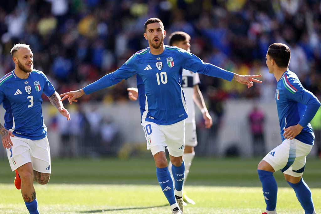 Italia sudah membuka keunggulan saat pertandingan berjalan tiga menit. Lorenzo Pellegrini mencatatkan namanya di papan skor untuk membawa Italia memimpin 1-0.