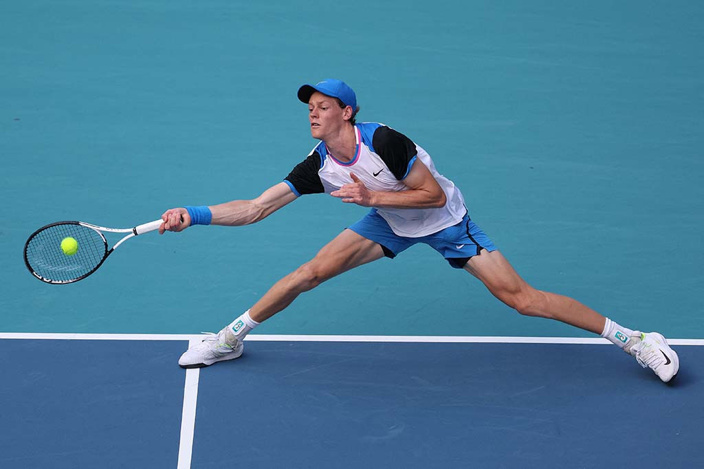 Unggulan kedua asal Italia, yang dua kali menjadi finalis di Miami, kesulitan melawan permainan kuat Griekspoor pada set pertama namun membalikkan keadaan setelah jeda hujan pada kedudukan 3-3 pada set kedua.