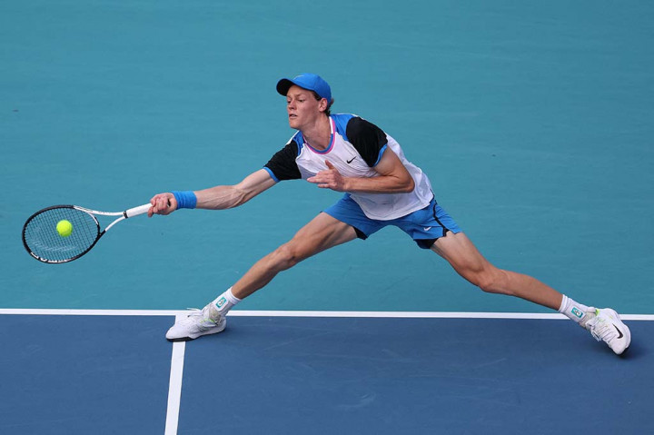 Unggulan kedua asal Italia, yang dua kali menjadi finalis di Miami, kesulitan melawan permainan kuat Griekspoor pada set pertama namun membalikkan keadaan setelah jeda hujan pada kedudukan 3-3 pada set kedua.