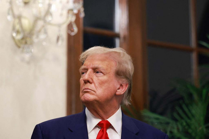 Dalam kasus penipuan bisnisnya, pengacaranya pada hari Senin harus membuktikan bahwa dia dapat menjamin pembayaran denda $454 juta atau menghadapi kemungkinan penyitaan beberapa asetnya.