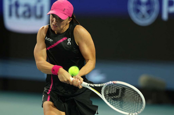 Sehari setelah penantang terdekat Swiatek, Aryna Sabalenka, tersingkir dari turnamen, pemain Polandia itu menghadapi ujian nyata dari Noskova.