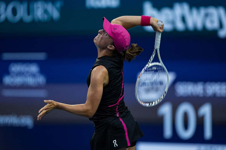 Petenis nomor satu dunia Iga Swiatek tetap berani mengalahkan peringkat 26 Linda Noskova dari Republik Ceko 6-7 (7-9), 6-4, 6-4 di WTA Miami Open pada Minggu, 24 Maret 2024.