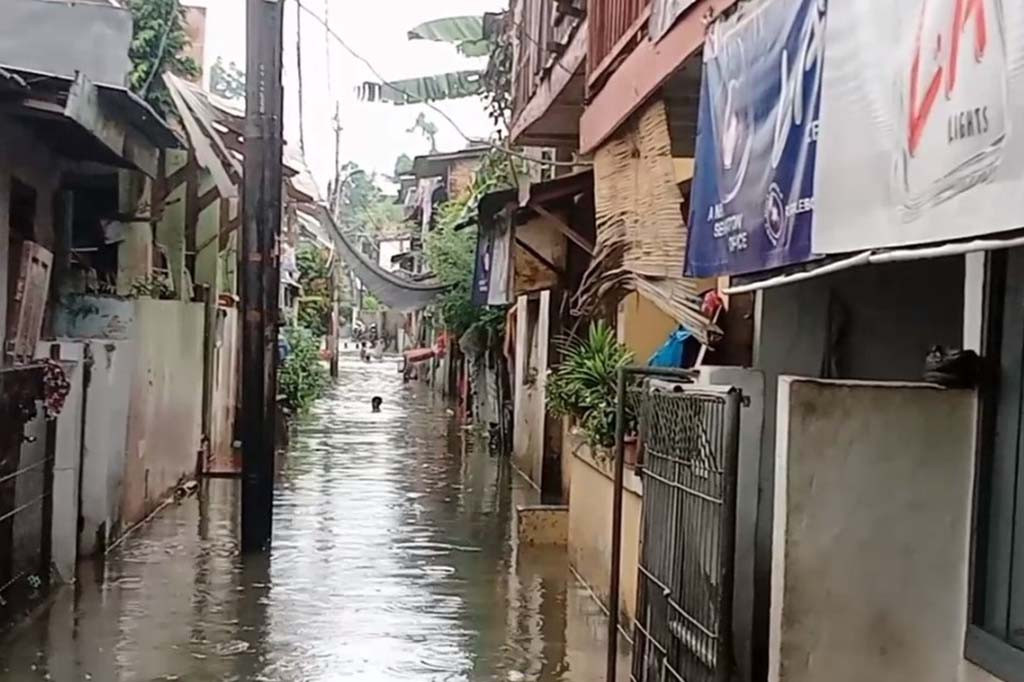 Pemukiman warga di kawasan Tanjung Lekong, Bidara Cina, Jakarta Timur, Senin pagi tadi terendam banjir setinggi 50 hingga yang terdalam mencapai 1 meter, banjir di akibatkan dari luapan air aliran kali Ciliwung.