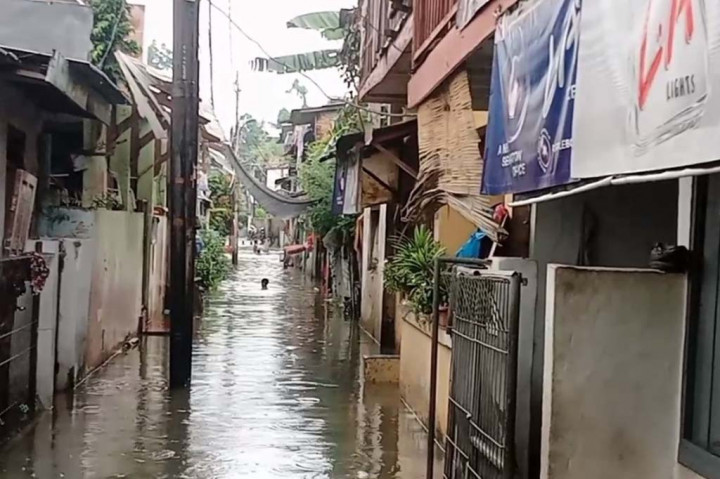Pemukiman warga di kawasan Tanjung Lekong, Bidara Cina, Jakarta Timur, Senin pagi tadi terendam banjir setinggi 50 hingga yang terdalam mencapai 1 meter, banjir di akibatkan dari luapan air aliran kali Ciliwung.