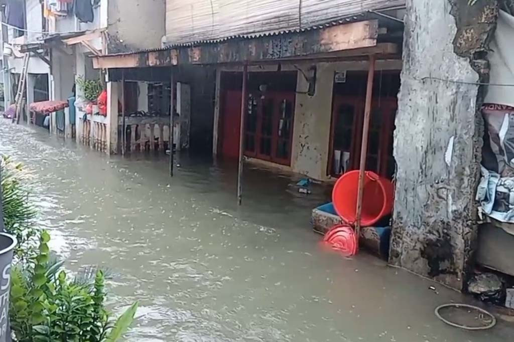 Hujan deras yang mengguyur wilayah Depok, Jawa Barat mengakibatkan debit air di aliran kali Ciliwung di wilayah Jakarta Timur, berada pada status siaga 3, sehingga air meluap dan merendam ratusan rumah warga di kawasan Tanjung Lekong, Bidara Cina, Jakarta Timur, Senin, 25 Maret 2024 pagi.