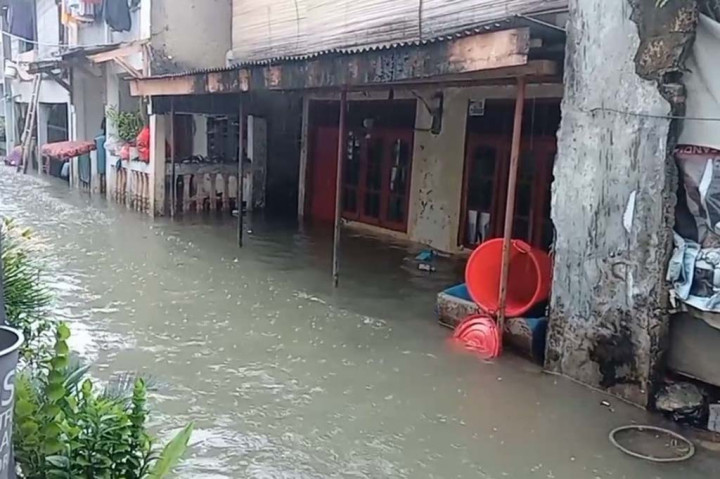Hujan deras yang mengguyur wilayah Depok, Jawa Barat mengakibatkan debit air di aliran kali Ciliwung di wilayah Jakarta Timur, berada pada status siaga 3, sehingga air meluap dan merendam ratusan rumah warga di kawasan Tanjung Lekong, Bidara Cina, Jakarta Timur, Senin, 25 Maret 2024 pagi.