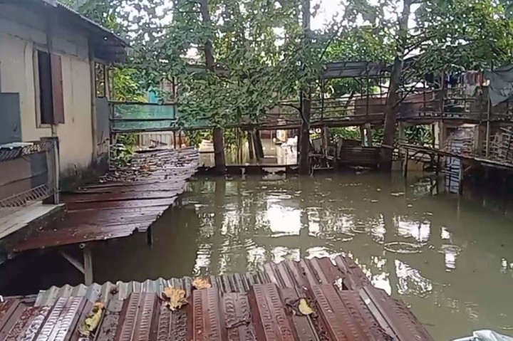 Ketinggian banjir berkisar 50 centimeter atau selutut orang dewasa, hingga yang paling terdalam mencapai ketinggian 1 meter. Akibat banjir ini membuat aktifitas warga menjadi terganggu, lantaran harus menerobos banjir untuk dapat keluar masuk pemukiman mereka.