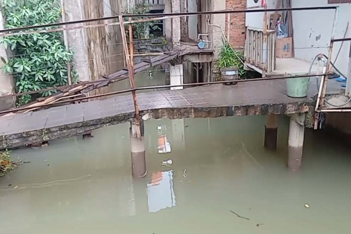 Meski sudah terendam baniir, namun warga masih tetap bertahan di rumah mereka, dan menunggu hingga banjir benar-benar surut. 