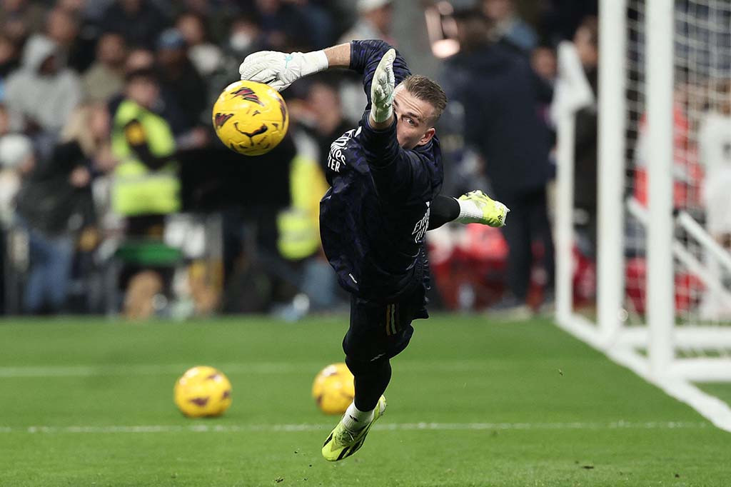 Lunin menikmati musim 2023/2024 yang luar biasa bersama Los Blancos karena mampu mencatatkan 10 clean sheets dan hanya kebobolan 19 gol dalam 23 penampilan sejauh ini (semua kompetisi).