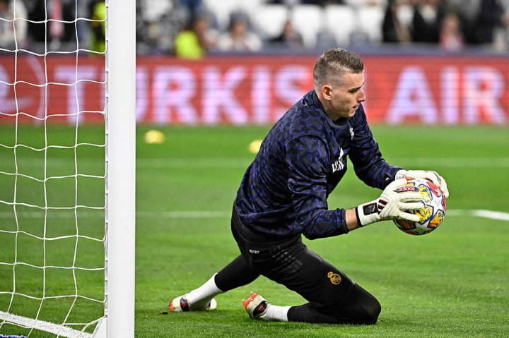Real Madrid dikabarkan sedang menyiapkan proposal perpanjangan kontrak untuk kiper Andriy Lunin. Itu mereka lakukan karena Lunin yang berusia 25 tahun mampu membuktikan kredibilitasnya dengan baik pada musim ini.