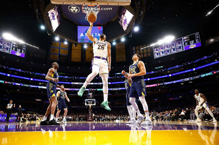  Los Angeles Lakers mengalahkan Indiana Pacers dengan total poin kedua tim hampir 300 angka, yaitu 150-145 dalam laga di Crypto.com Arena Los Angeles California, Senin, 25 Maret 2024 WIB, untuk mengamankan posisi play-in.