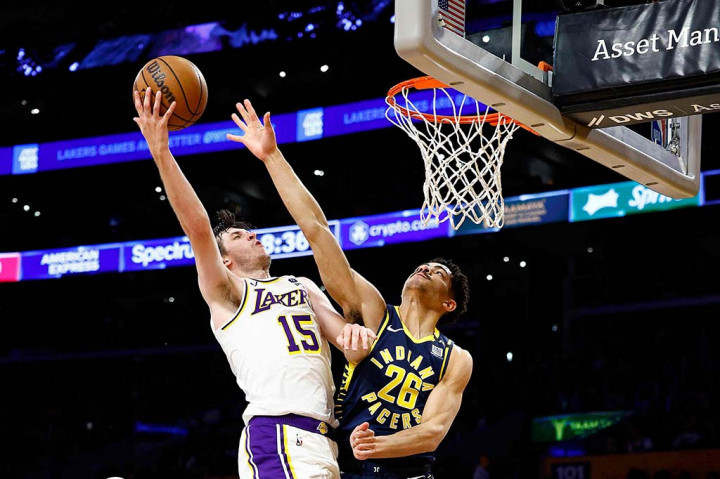 Center Lakers Anthony Davis mencetak 36 poin dan 16 rebound, LeBron James menambahkan 26 poin dan 10 assist, Spencer Dinwiddie mencetak 26 poin dalam permainan ofensif terbesarnya sejak bergabung dengan Lakers yang menang tiga kali berturut-turut, menang lima kali dari tujuh pertandingan terakhir.