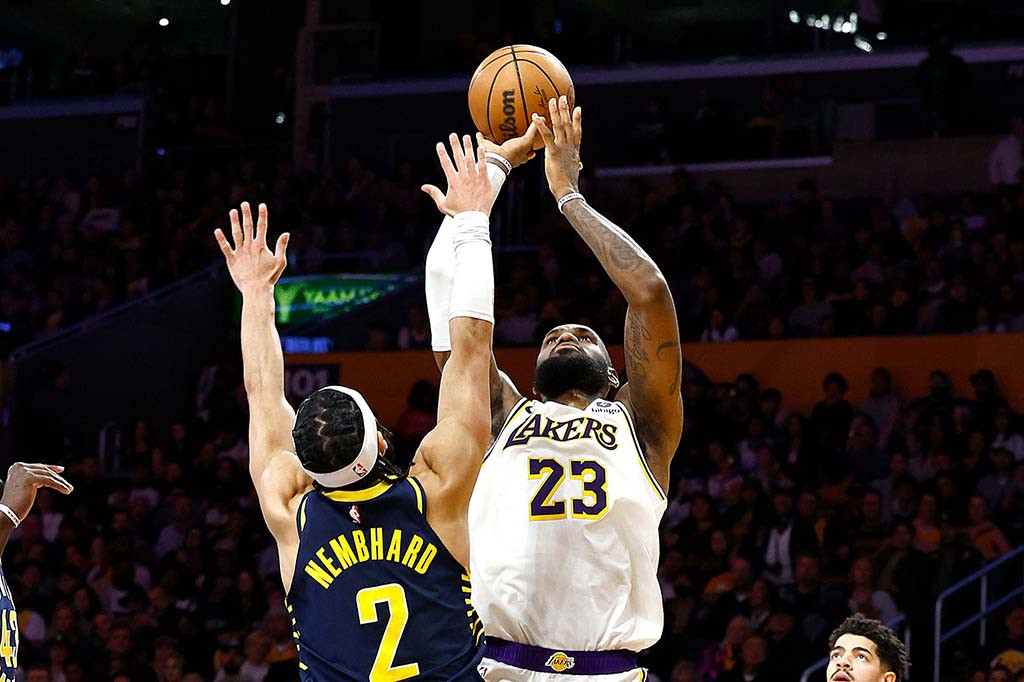 Lakers bertahan dengan mencetak 10 poin di menit terakhir, termasuk enam free throw dari Austin Reaves, yang menyelesaikan laga dengan mencetak 25 poin, skor tertingginya untuk Lakers musim ini.