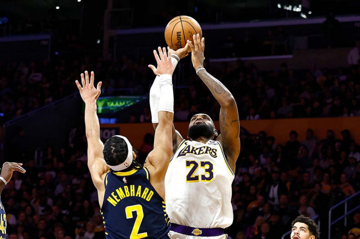 Lakers bertahan dengan mencetak 10 poin di menit terakhir, termasuk enam free throw dari Austin Reaves, yang menyelesaikan laga dengan mencetak 25 poin, skor tertingginya untuk Lakers musim ini.