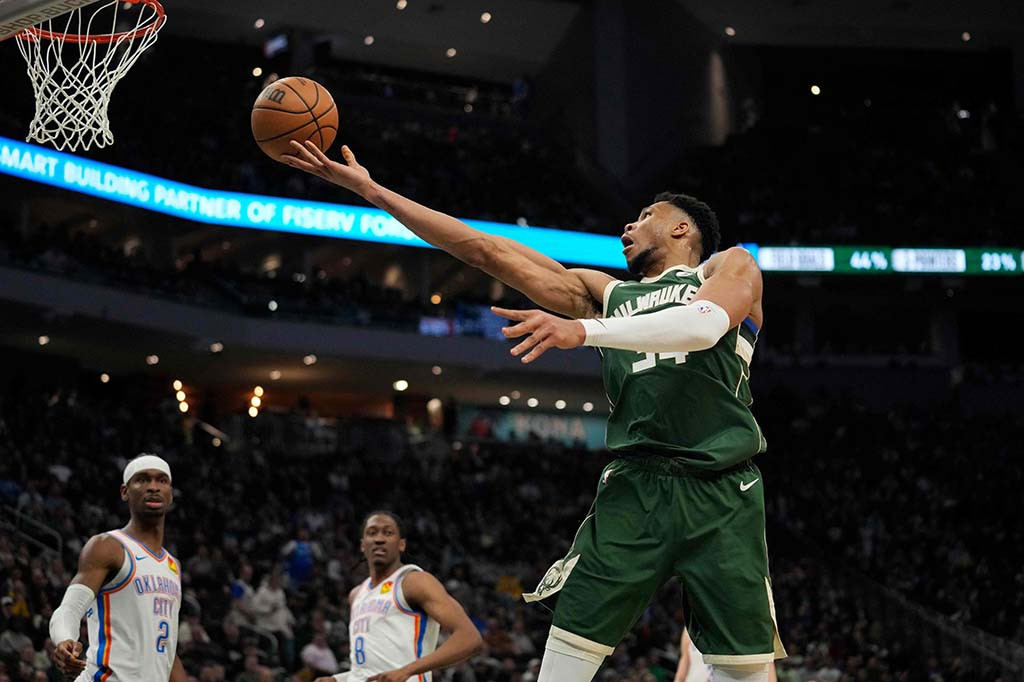 Milwaukee Bucks menjatuhkan Oklahoma City Thunder dari posisi puncak klasemen sementara NBA Wilayah Barat setelah mengalahkannya dengan skor 118-93 dalam laga di Fiserv Forum Milwaukee Wisconsin, Senin, 25 Maret 2024 WIB.