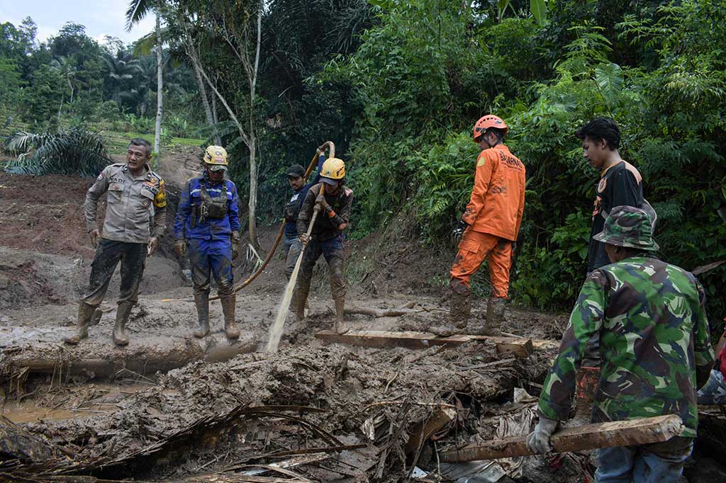 Karena area luas yang terdampak tanah longsor cukup luas, kata dia, tim SAR gabungan cukup kesulitan untuk menemukan para korban di area tersebut. 