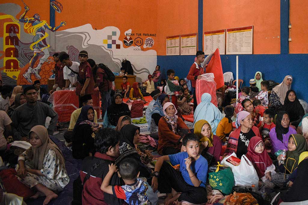 Adapun dua warga mengalami luka-luka saat ini mendapatkan perawatan di puskesmas setempat dan sebanyak 189 warga mengungsi sementara di SD Negeri Padakati, Kecamatan Cipongkor dan GOR Desa Cibenda.