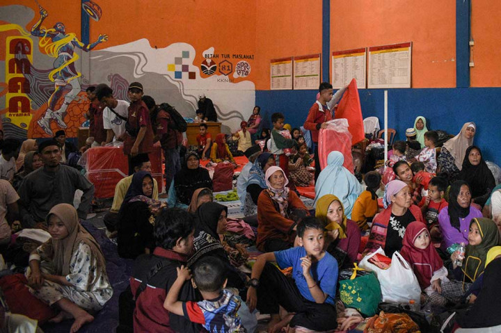 Adapun dua warga mengalami luka-luka saat ini mendapatkan perawatan di puskesmas setempat dan sebanyak 189 warga mengungsi sementara di SD Negeri Padakati, Kecamatan Cipongkor dan GOR Desa Cibenda.