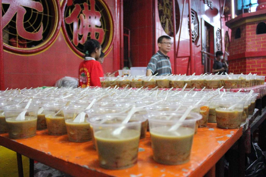 Seperti ini suasana di dalam Wihara Dharma Bakti yang berada di Glodok, Jakarta Barat, setiap sore di bulan Ramadan 2024. Ini merupakan kegiatan berbagi takjil dan buka bersama secara gratis yang rutin dilaksanakan setiap tahunnya di bulan Ramadan.