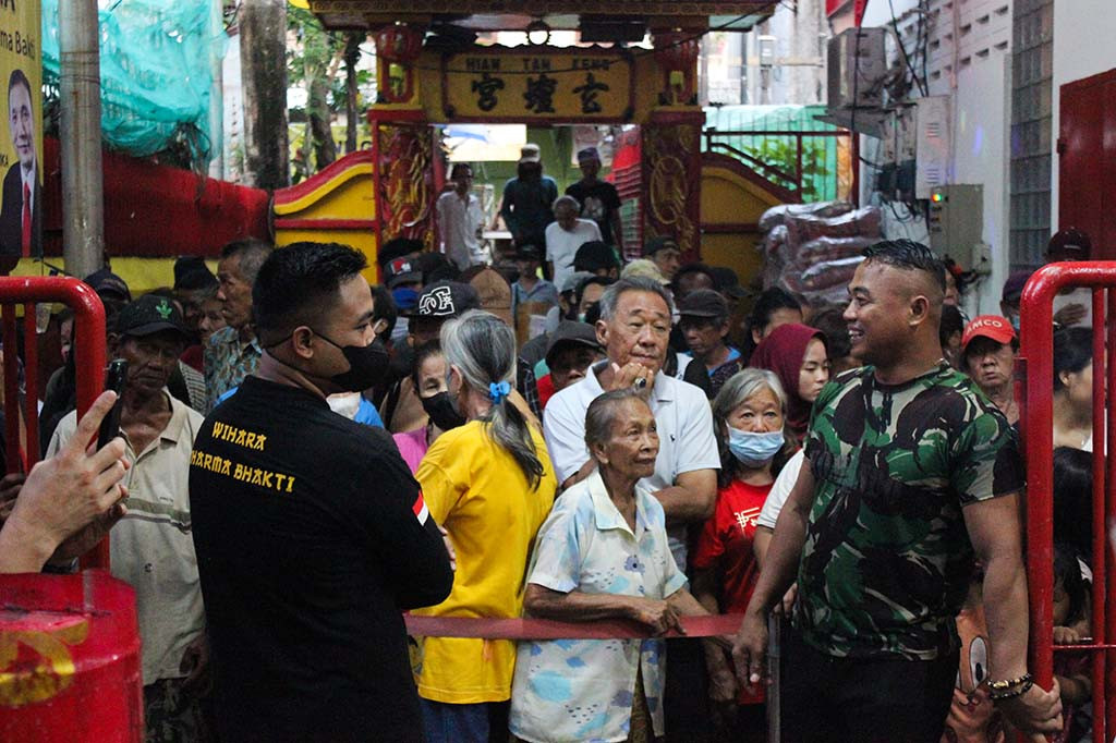 Pantauan Medcom.id, Senin, 25 Maret 2024 pukul 17.30 WIB, masyarakat nampak sudah mengantre panjang di dalam wihara untuk mendapatkan makanan dan minum secara gratis untuk berbuka puasa.