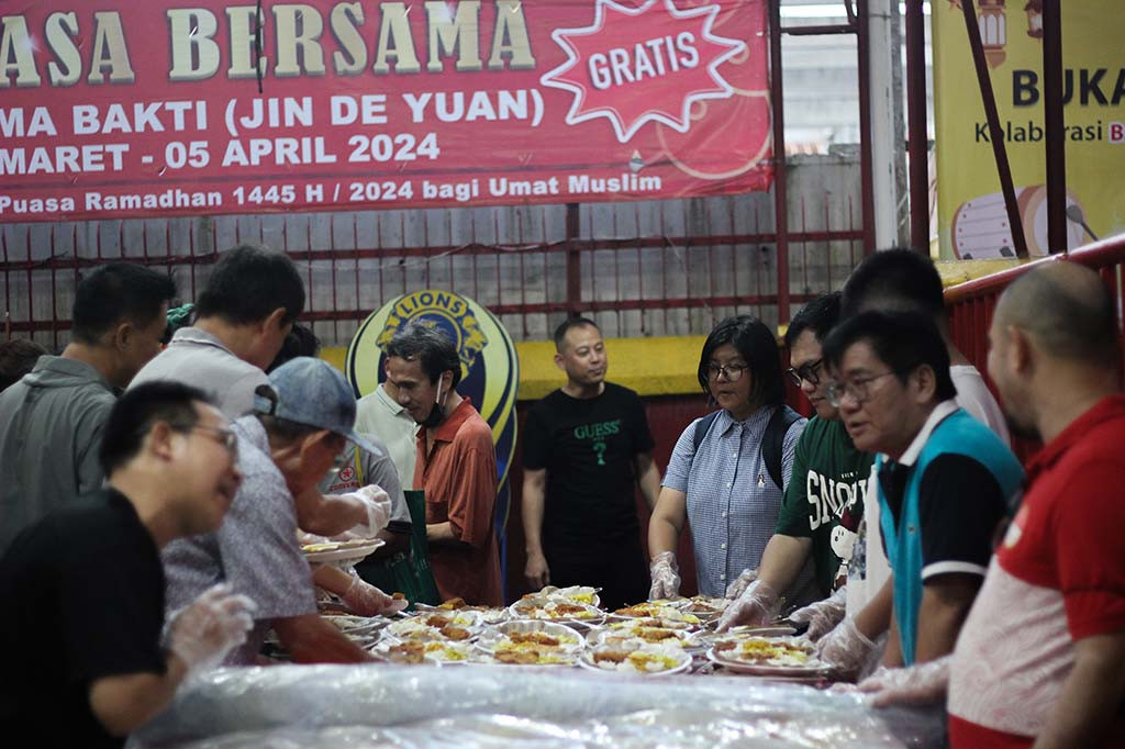 Wihara Dharma Bakti membagikan sekitar 400 makanan dan minuman secara gratis untuk masyarakat umum hingga 5 April mendatang.