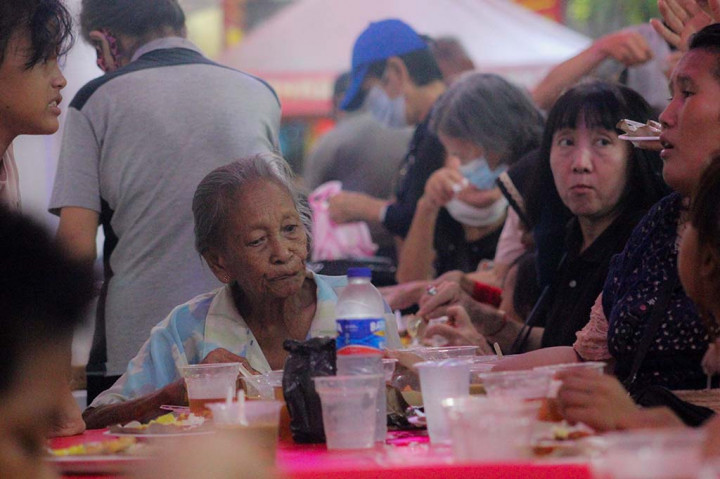 Selain membagikan makanan dan minuman secara gratis, Wihara Dharma Bakti juga memberikan pelayanan kesehatan, yakni pengobatan dan cek kesehatan secara gratis yang dilaksanakan setiap dua kali dalam seminggu selama bulan Ramadan.