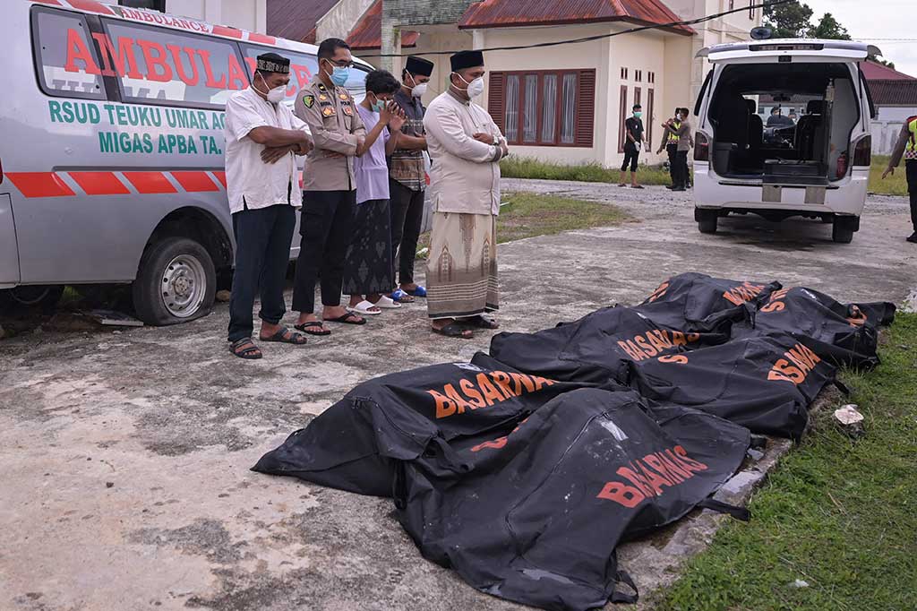 Relawan mensalatkan jenazah sebelum menguburkan beberapa pengungsi Rohingya yang ditemukan mengapung di laut oleh BASARNAS, setelah 75 pengungsi diselamatkan dari perahu mereka yang terbalik di Rumah Sakit Teuku Umar di Calang, Aceh Barat, Senin, 25 Maret 2024.