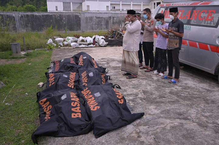 Setidaknya 11 jenazah pengungsi Rohingya telah ditemukan di lepas pantai Aceh, setelah kapal mereka yang diyakini membawa sekitar 150 orang terbalik minggu lalu.
