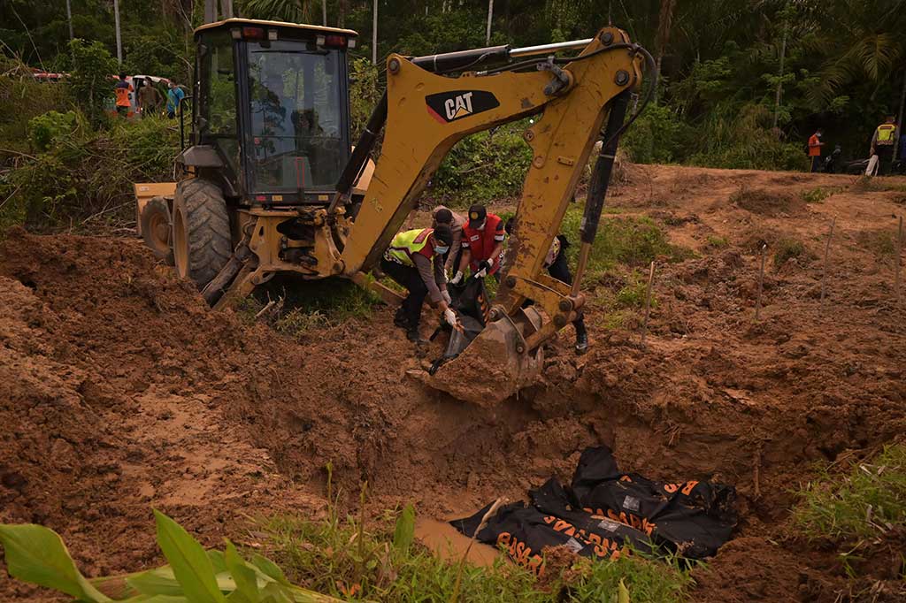 Pada Kamis, 20 Maret, puluhan pengungsi Rohingya ditemukan terombang-ambing di perairan Aceh Barat, setelah kapal yang mereka tumpangi terbalik, dan hanya 75 orang yang selamat dan dievakuasi ke daratan.