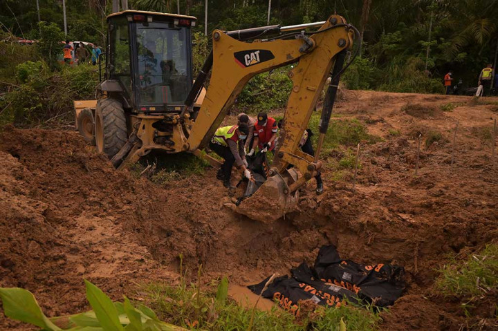 Pada Kamis, 20 Maret, puluhan pengungsi Rohingya ditemukan terombang-ambing di perairan Aceh Barat, setelah kapal yang mereka tumpangi terbalik, dan hanya 75 orang yang selamat dan dievakuasi ke daratan.