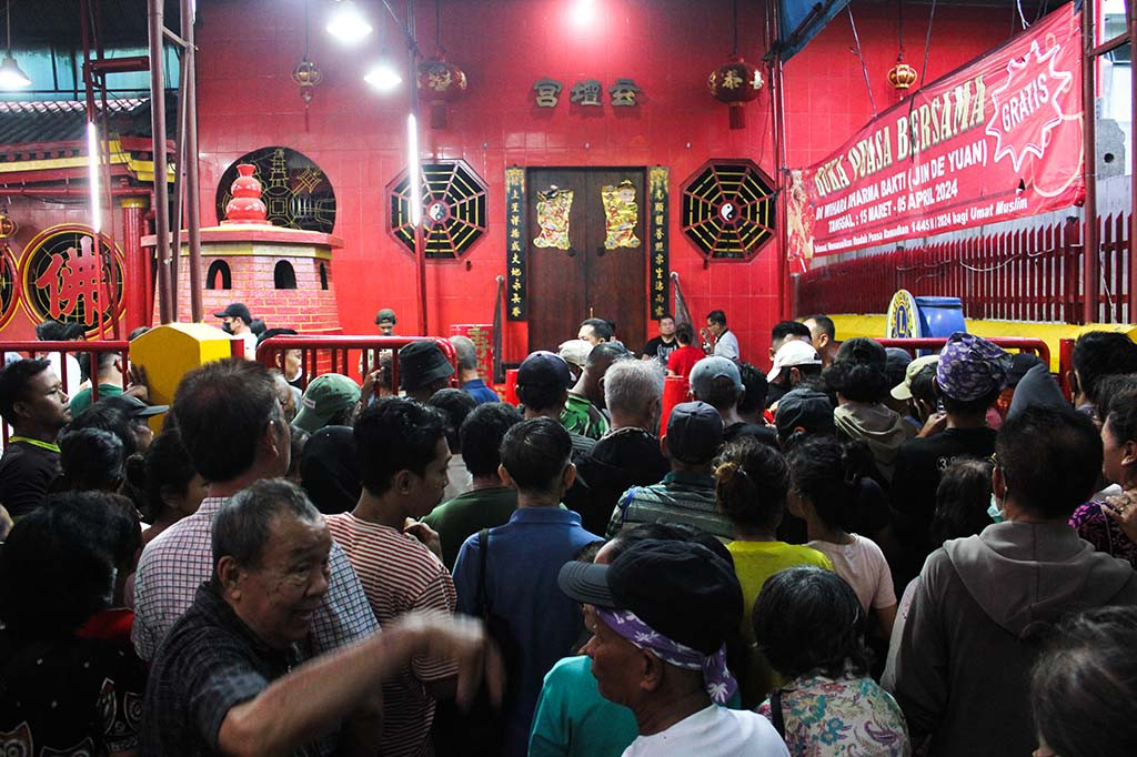 Wihara Dharma Bakti yang berada di Glodok, Jakarta Barat, berbagi takjil dan buka bersama secara gratis yang rutin dilaksanakan setiap tahunnya di bulan Ramadan.