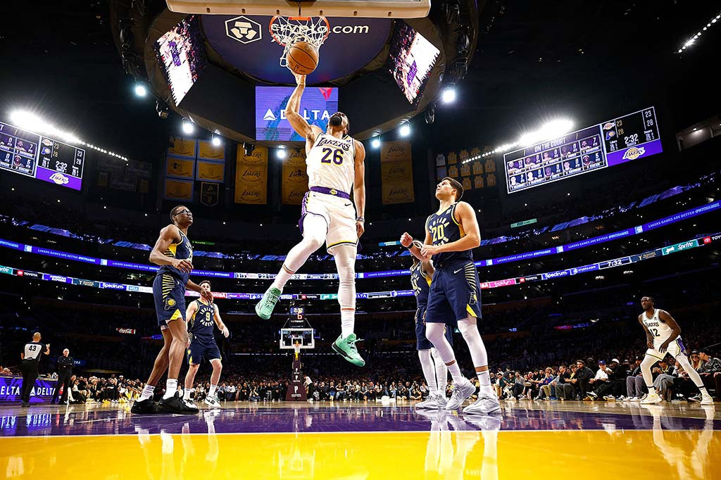 Los Angeles Lakers mengalahkan Indiana Pacers dengan total poin kedua tim hampir 300 angka, yaitu 150-145 dalam laga di Crypto.com Arena Los Angeles California, Senin, 25 Maret 2024 WIB, untuk mengamankan posisi play-in.