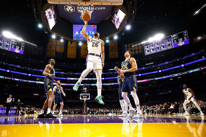 Los Angeles Lakers mengalahkan Indiana Pacers dengan total poin kedua tim hampir 300 angka, yaitu 150-145 dalam laga di Crypto.com Arena Los Angeles California, Senin, 25 Maret 2024 WIB, untuk mengamankan posisi play-in.