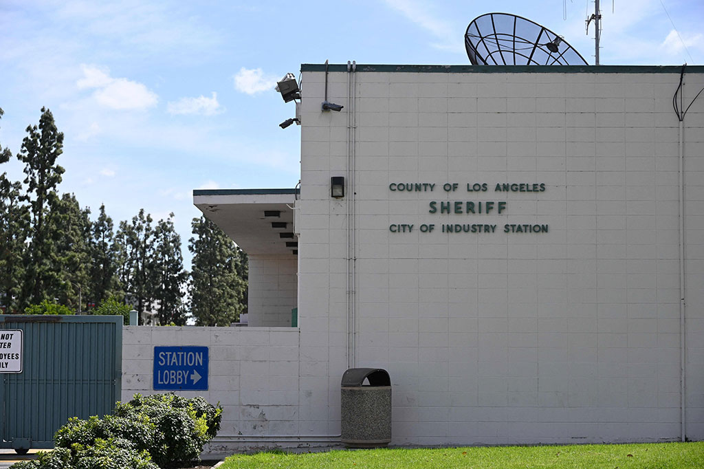 Gadis itu dinyatakan meninggal di tempat kejadian oleh petugas paramedis. Detektif bagian pembunuhan sedang menyelidiki insiden tersebut, yang menurut para pejabat tampaknya berasal dari panggilan yang diterima petugas terkait dengan gangguan keluarga.