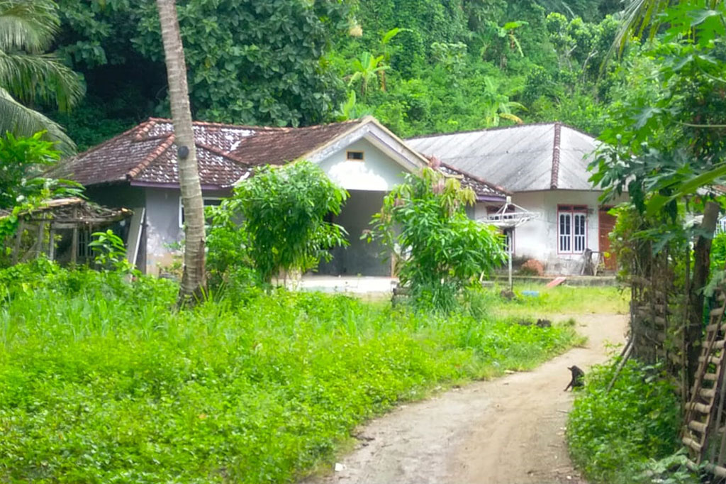 Satu dusun di bibir pantai sepi. Tak ada warga yang berani tinggal dan kembali ke rumah karena menjadi satu titik cukup terdampak gempa di sisi selatan Pulau Bawean.