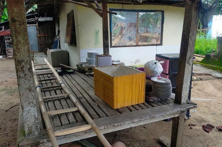 Sisa perabot dan peralatan rumah tangga yang hendak diselamatkan ditinggal terbengkalai, karena warga tidak berani kembali ke rumah mereka setelah seribng terjadinya gempa susulan.