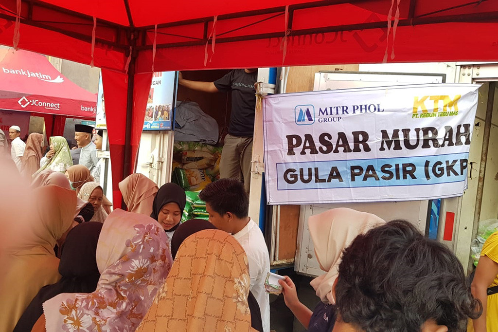 Dinas Perindustrian dan Perdagangan Kabupaten Lamongan, Jatim, mengelar operasi pasar dengan menyiapkan 2,5 ton beras, 300 botol minyak goreng serta gula 500 kg.