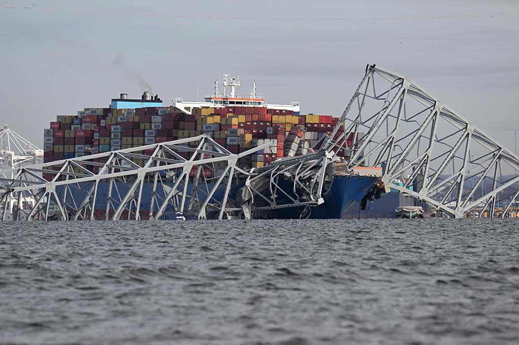 Sebagian Jembatan Francis Scott Key di Kota Baltimore, Amerika Serikat ambruk, Selasa, 26 Maret 2024, usai ditabrak kapal kontainer, sehingga lalu lintas di kedua arah ditutup. Tim penyelamat masih mencari sebanyak hampir 20 orang di Sungai Patapsco setelah kejadian tersebut.