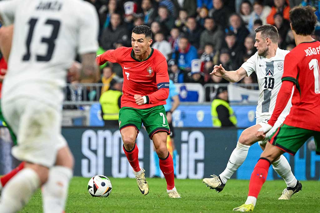 Sempat absen saat Portugal menang 5-2 atas Swedia, Cristiano Ronaldo menjadi starter di laga ini. Namun, kehadiran CR7 tidak memberikan dampak berarti di babak pertama. Di sisi lain, Slovenia juga gagal mencetak gol dan babak pertama pun tuntas tanpa gol.
