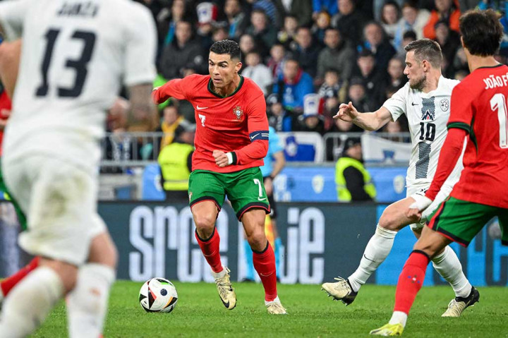 Sempat absen saat Portugal menang 5-2 atas Swedia, Cristiano Ronaldo menjadi starter di laga ini. Namun, kehadiran CR7 tidak memberikan dampak berarti di babak pertama. Di sisi lain, Slovenia juga gagal mencetak gol dan babak pertama pun tuntas tanpa gol.
