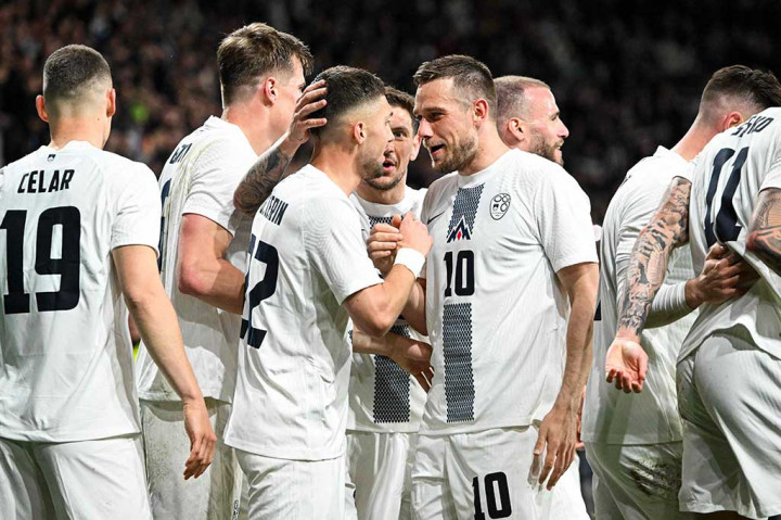 Meski mendominasi jalannya laga, Selecao das Quinas justru kebobolan pada menit ke-72 lewat gol Adam Gnezda Cerin. Ia melepaskan tembakan di kotak penalti yang gagal dibendung kiper Portugal, Diogo Costa untuk membawa tuan rumah memimpin 1-0.