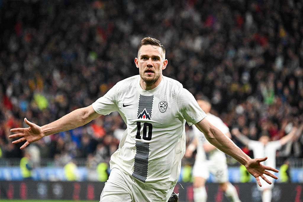 Slovenia menggandakan keunggulan menjadi 2-0 pada menit ke-81. Timi Elsnik melepaskan tembakan keras dari dalam kotak penalti yang gagal dibendung Costa. Skor 2-0 untuk tuan rumah bertahan hingga laga usai.