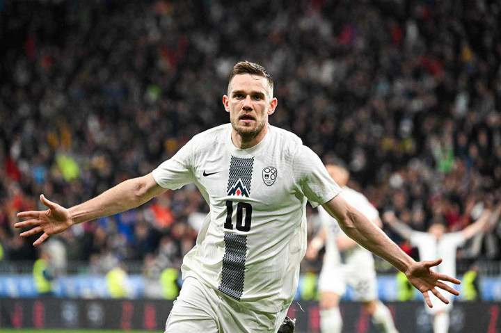 Slovenia menggandakan keunggulan menjadi 2-0 pada menit ke-81. Timi Elsnik melepaskan tembakan keras dari dalam kotak penalti yang gagal dibendung Costa. Skor 2-0 untuk tuan rumah bertahan hingga laga usai.