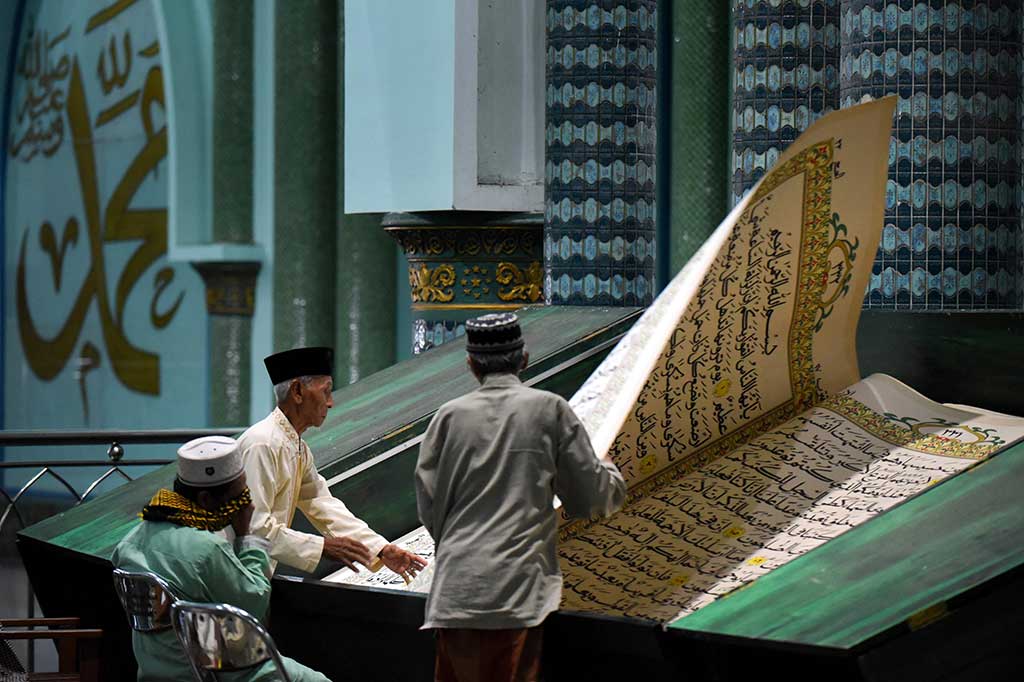 Seperti yang dilakukan umat Muslim di Banyuwangi, Jawa Timur. Uniknya, mereka punya tradisi tadarus Alquran atau membaca Alquran yang berukuran raksasa. 