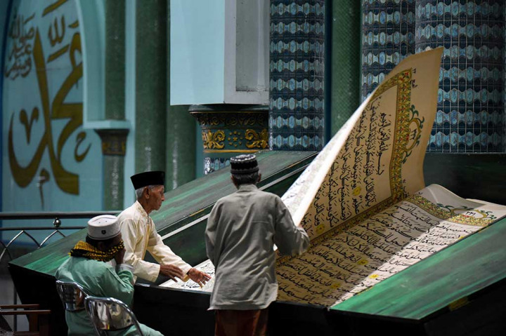 Seperti yang dilakukan umat Muslim di Banyuwangi, Jawa Timur. Uniknya, mereka punya tradisi tadarus Alquran atau membaca Alquran yang berukuran raksasa. 