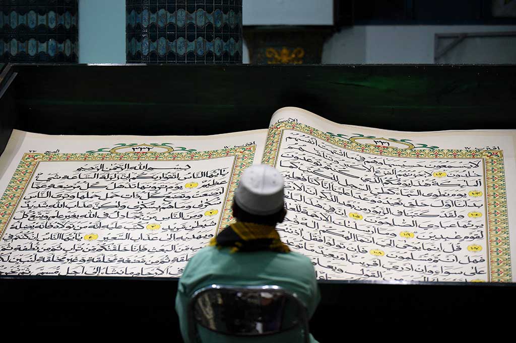 Alquran berukuran 142 x 210 centimeter yang ditulis tangan oleh Abdul Karim pada tahun 2010 tersebut dibaca setiap bulan Ramadan. 