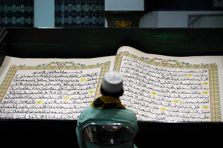 Alquran berukuran 142 x 210 centimeter yang ditulis tangan oleh Abdul Karim pada tahun 2010 tersebut dibaca setiap bulan Ramadan. 