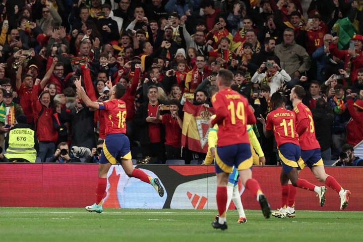 Spanyol mendapatkan penalti pada menit ke-11 setelah Joao Gomes mencoba menghentikan pergerakan Lamine Yamal. Rodri yang maju sebagai eksekutor sukses mengecoh Bento.