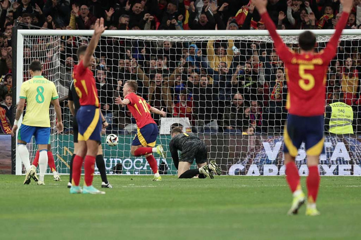 Tuan rumah hanya butuh sekitar 20 menit untuk menambah keunggulannya menjadi 2-0. Kali ini lewat Dani Olmo yang menjebol gawang Brasil.