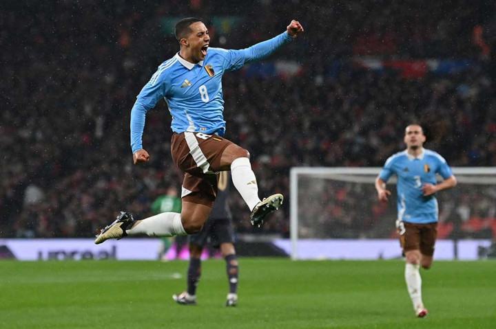 Youri Tielemans membuka keunggulan Belgia pada menit ke-11. Kesalahan Jordan Pickford membuang bola dimanfaatkan Tielemans yang dengan tenang menceploskan bola dari jarak dekat.